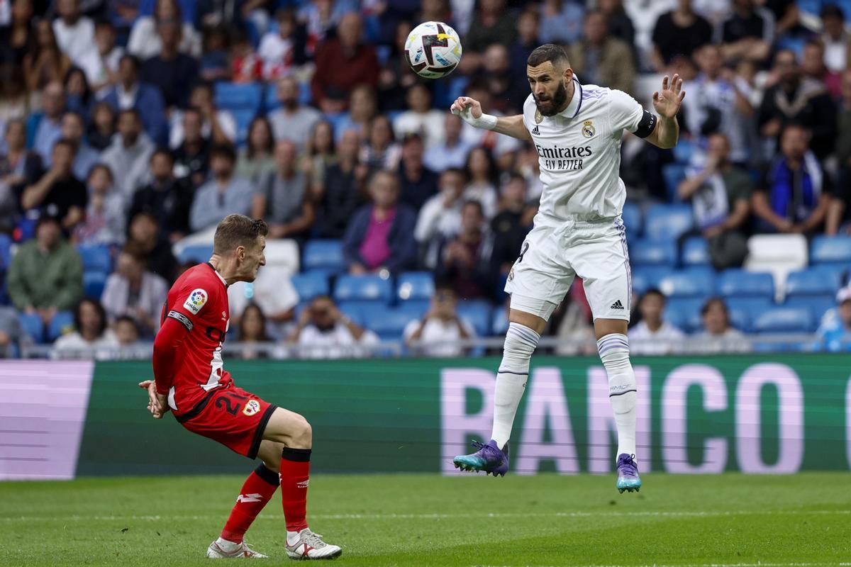 MADRID, 24/05/2023.- Benzema (d) del Real Madrid disputa un balón ante Ivan Balliu del Rayo Vallecano este miércoles, durante el partido de LaLiga Santander entre el Rayo Vallecano y el Real Madrid, en el estadio Santiago Bernabéu de Madrid. EFE/ Rodrigo Jiménez