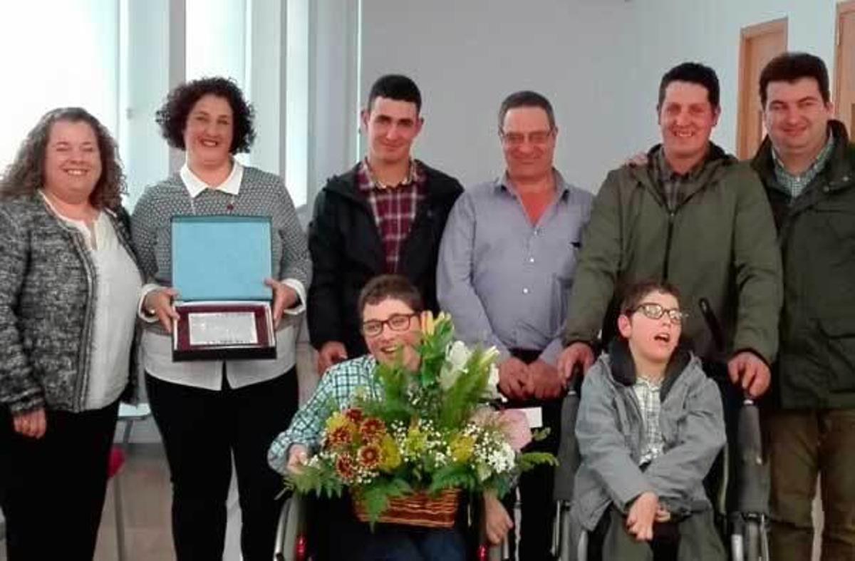 Pilar Díaz, segunda por la izquierda, con la placa de "Mujer del año 2017".