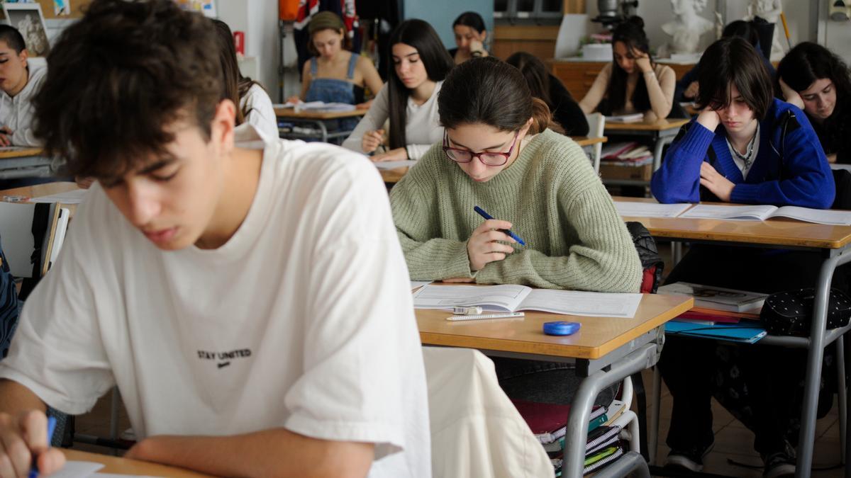 Alumnos del Institut Moisès Broggi de Barcelona realizan una prueba piloto de la PAU de 2024