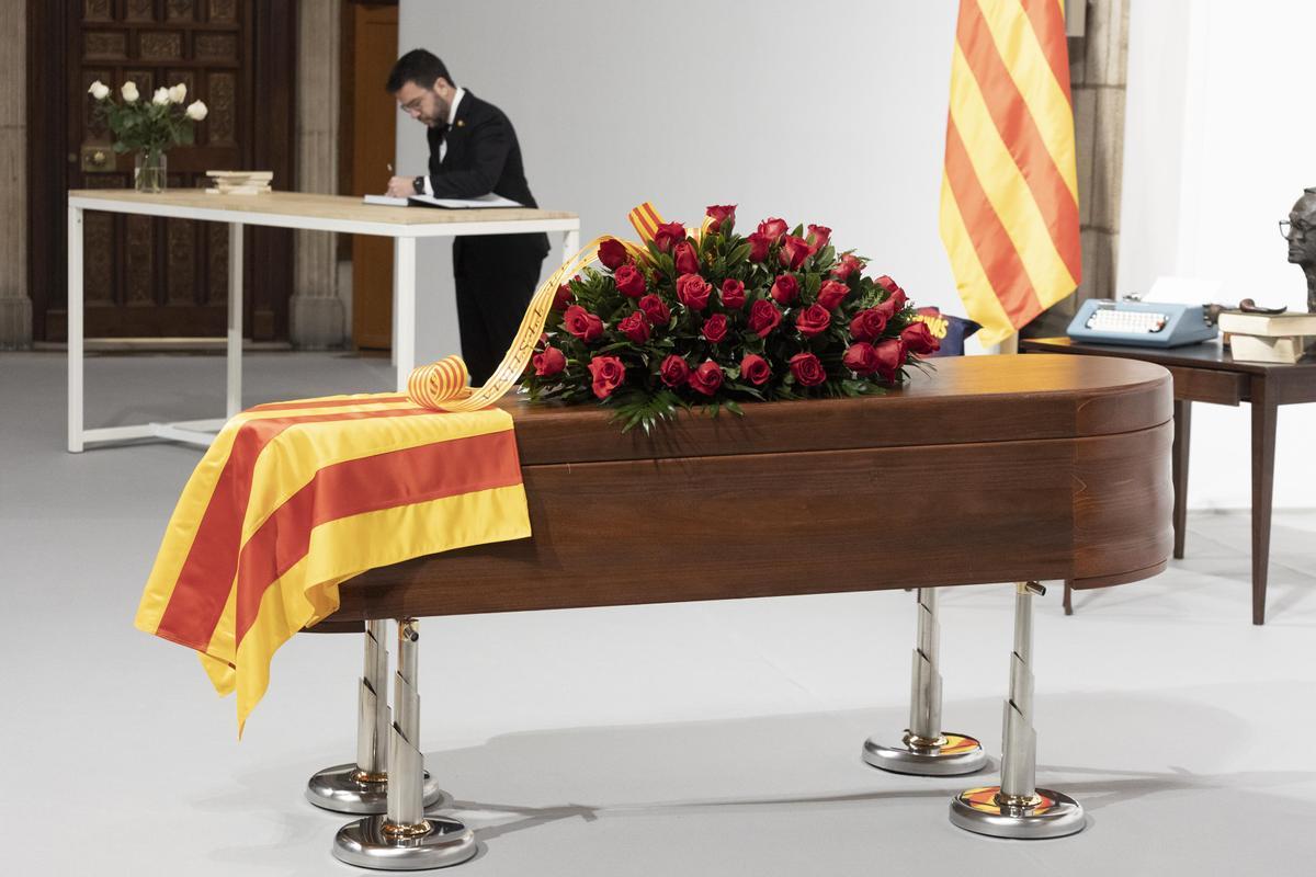 El Palau de la Generalitat acoge este martes la capilla ardiente de Josep Maria Espinàs