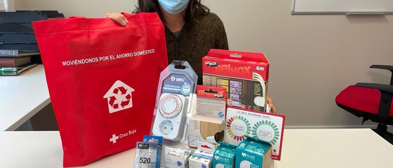Ejemplo de productos del kit que ofrece Cruz Roja para ahorrar luz en el hogar.