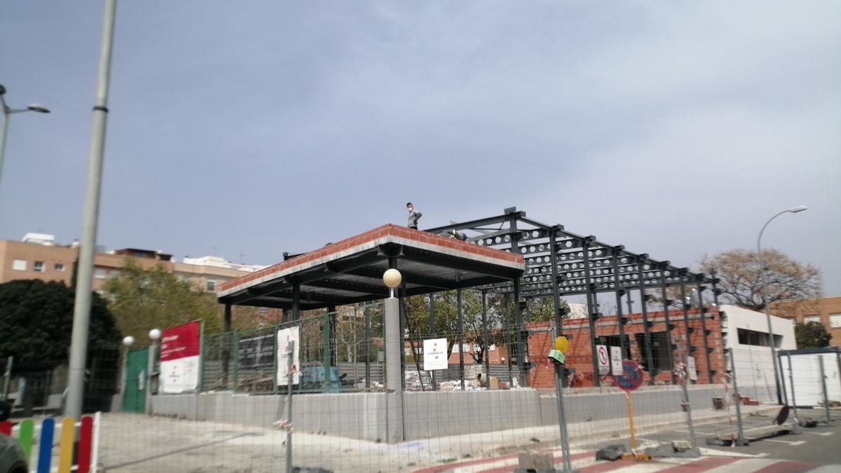 Obras de construcción del nuevo gimnasio del Colegio Rei en Jaume.