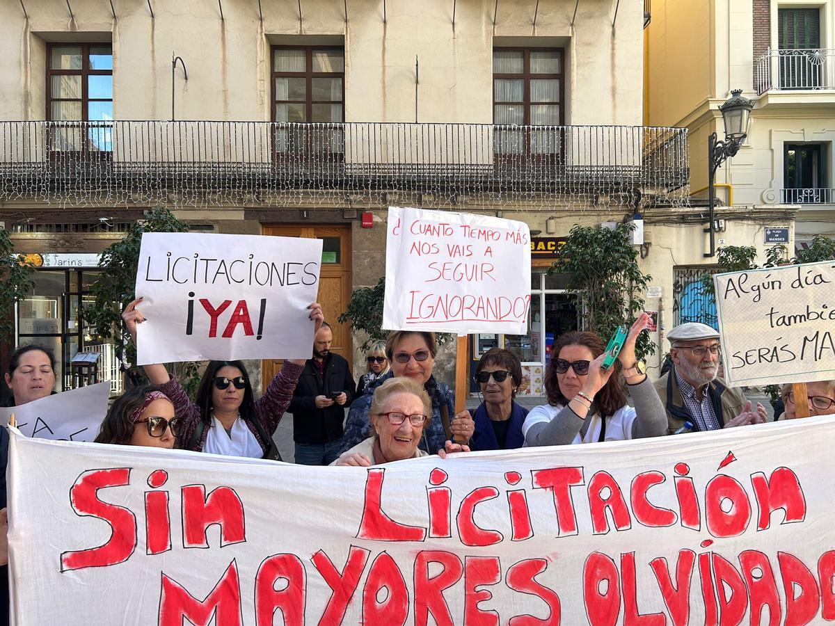 Teresa junto con otros manifestantes