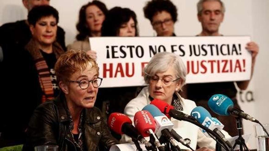 Familiares de los condenados, en un acto de protesta contra la sentencia de la Audiencia Nacional, en marzo de este año. // Efe