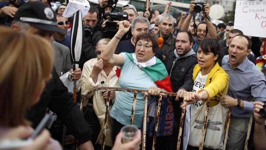 Manifestantes bloquean el Parlamento búlgaro y tiran huevos a los diputados