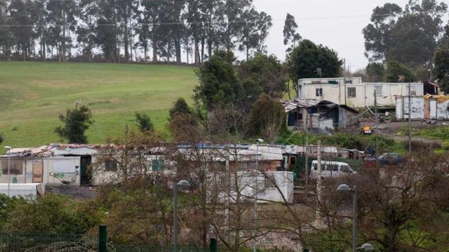 Un grupo de chabolas a la entrada de Luanco.