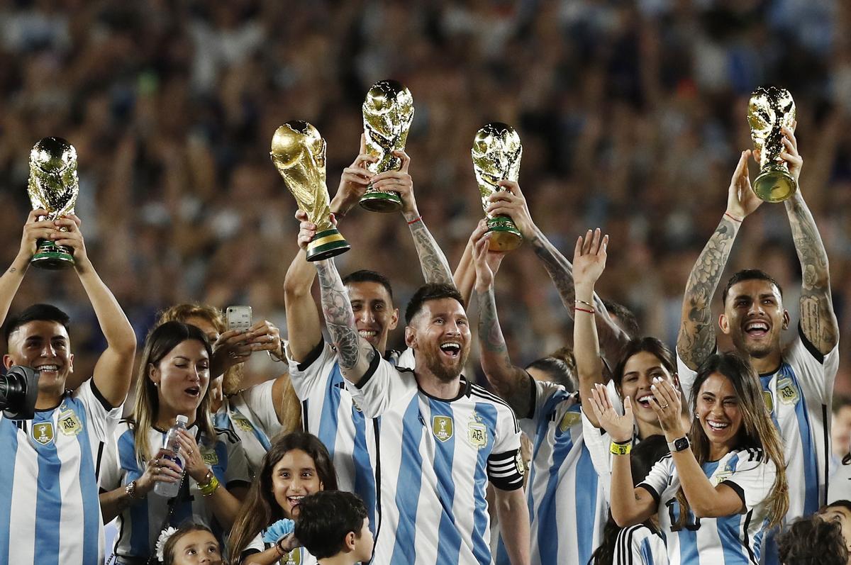 Lionel Messi y sus compañeros de equipo de Argentina celebran con sus familias y trofeos de la Copa del Mundo después del partido amistoso contra Panamá.