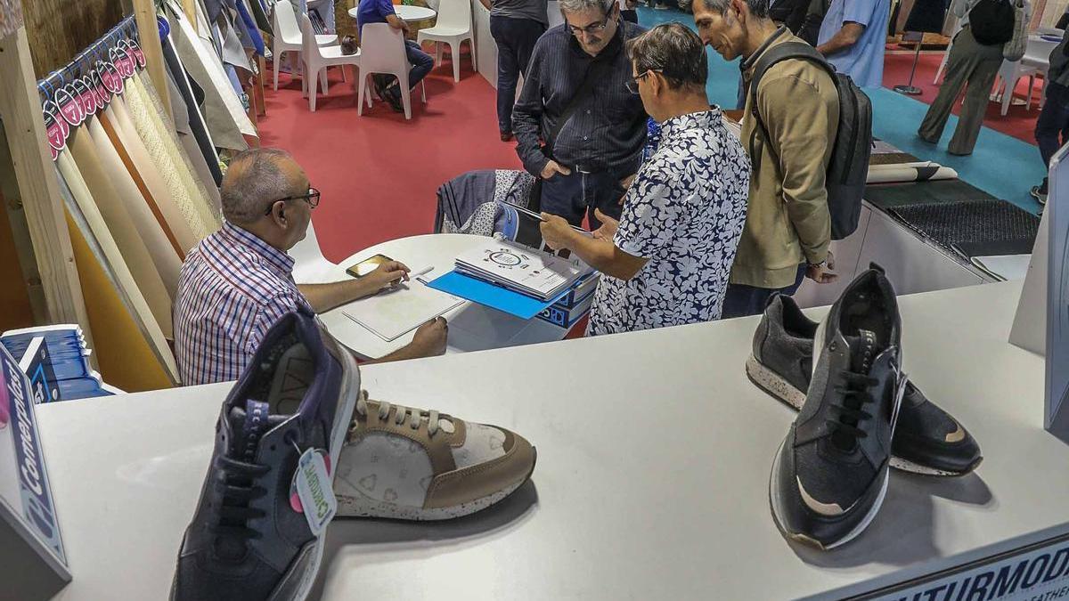 Compradores visitando un expositor en la última edición de Futurmoda.