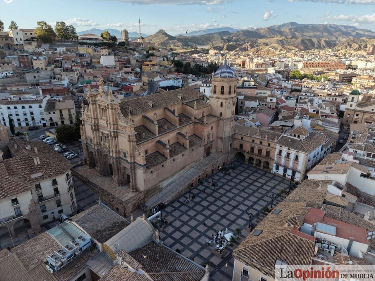 Vista lateral de San Patricio, con la Plaza de España en primer término.