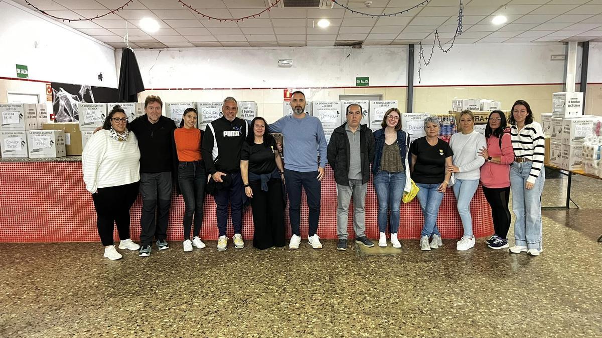El alcalde de Jérica, Jorge Peiró, con voluntarios que participaron en la recogida de productos.