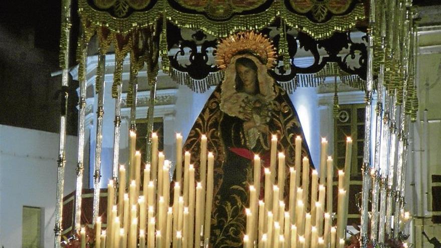 Tímida salida de la Virgen de los Dolores por lluvia