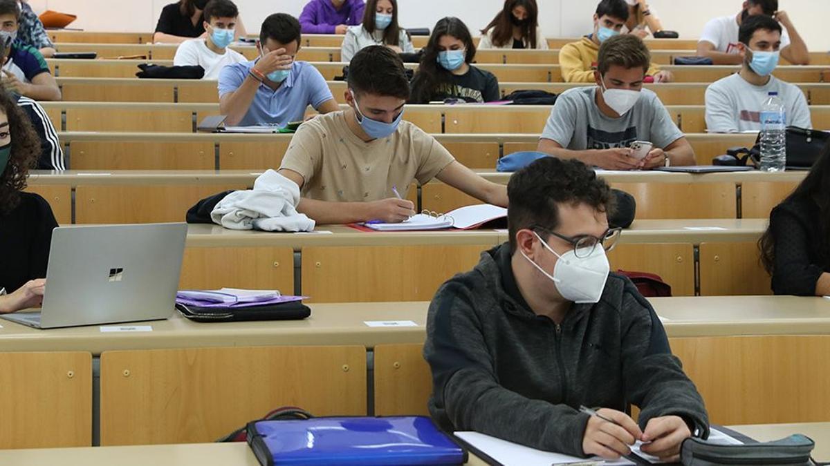 Estudiantes de la Facultad de Ingeniería Industrial en la UVigo.