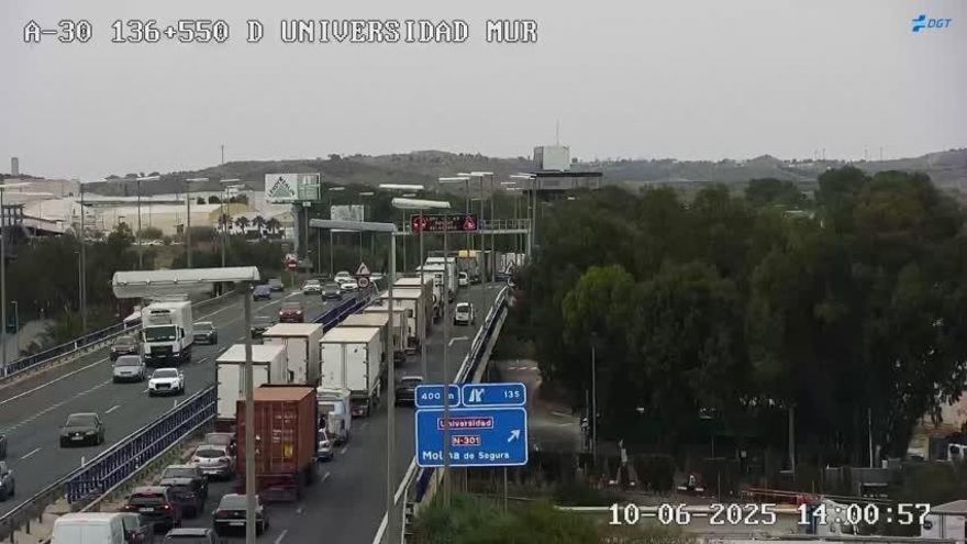 Varios accidentes con camiones causan casi 15 kilómetros de atascos en la A-30 y la A-7