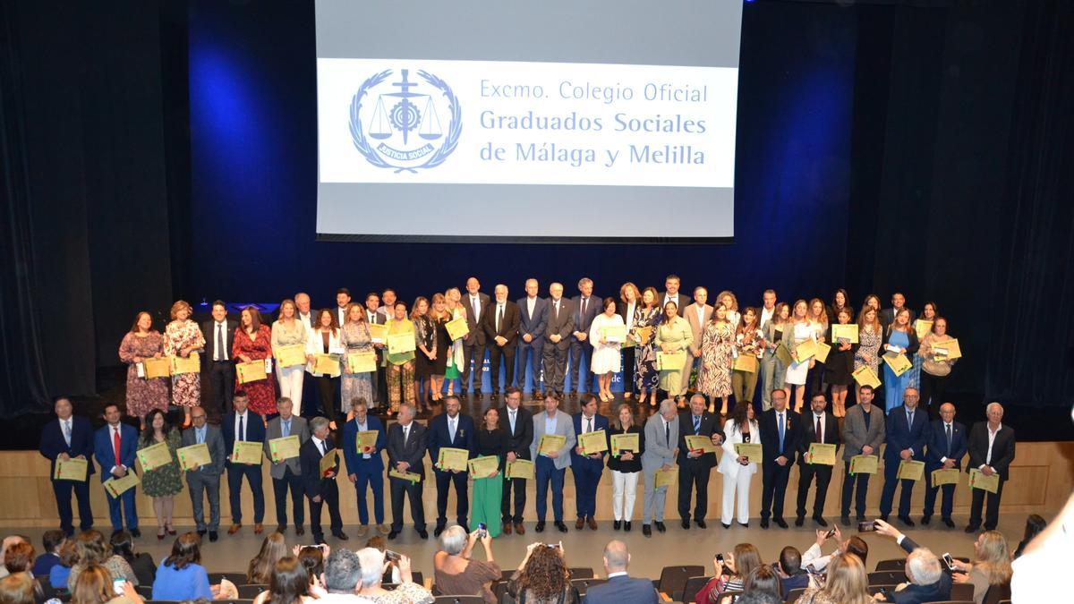 Junta de Gobierno del Colegio de Graduados Sociales de Málaga y Melilla junto a los colegiados distinguidos