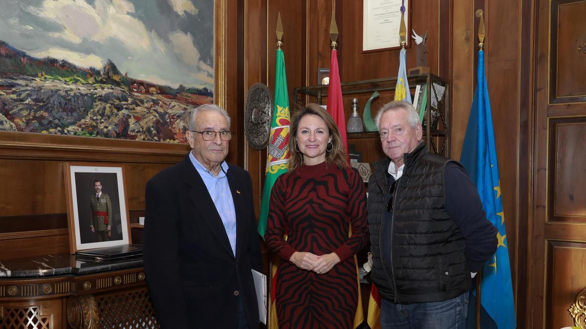 La alcaldesa de Castelló, Begoña Carrasco, con Daniel Montel y Juan García, representantes vecinales de Marjaleria.0001