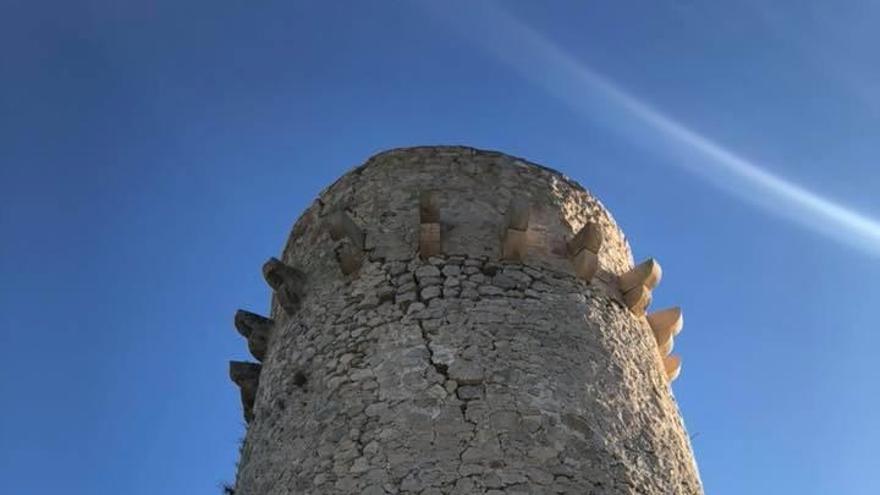 Una gran grieta amenaza la torre vigía del Cap d´Or de Moraira