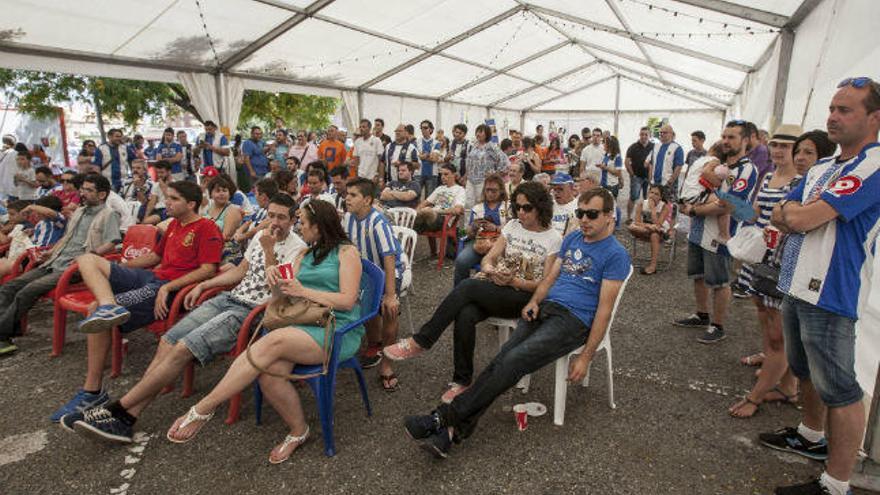 Aficionados del Hércules viendo el partido frente al Cádiz del año pasado