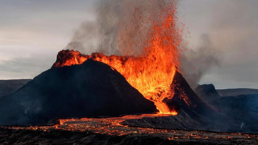 Continúa la alerta en Islandia por una erupción volcánica inminente