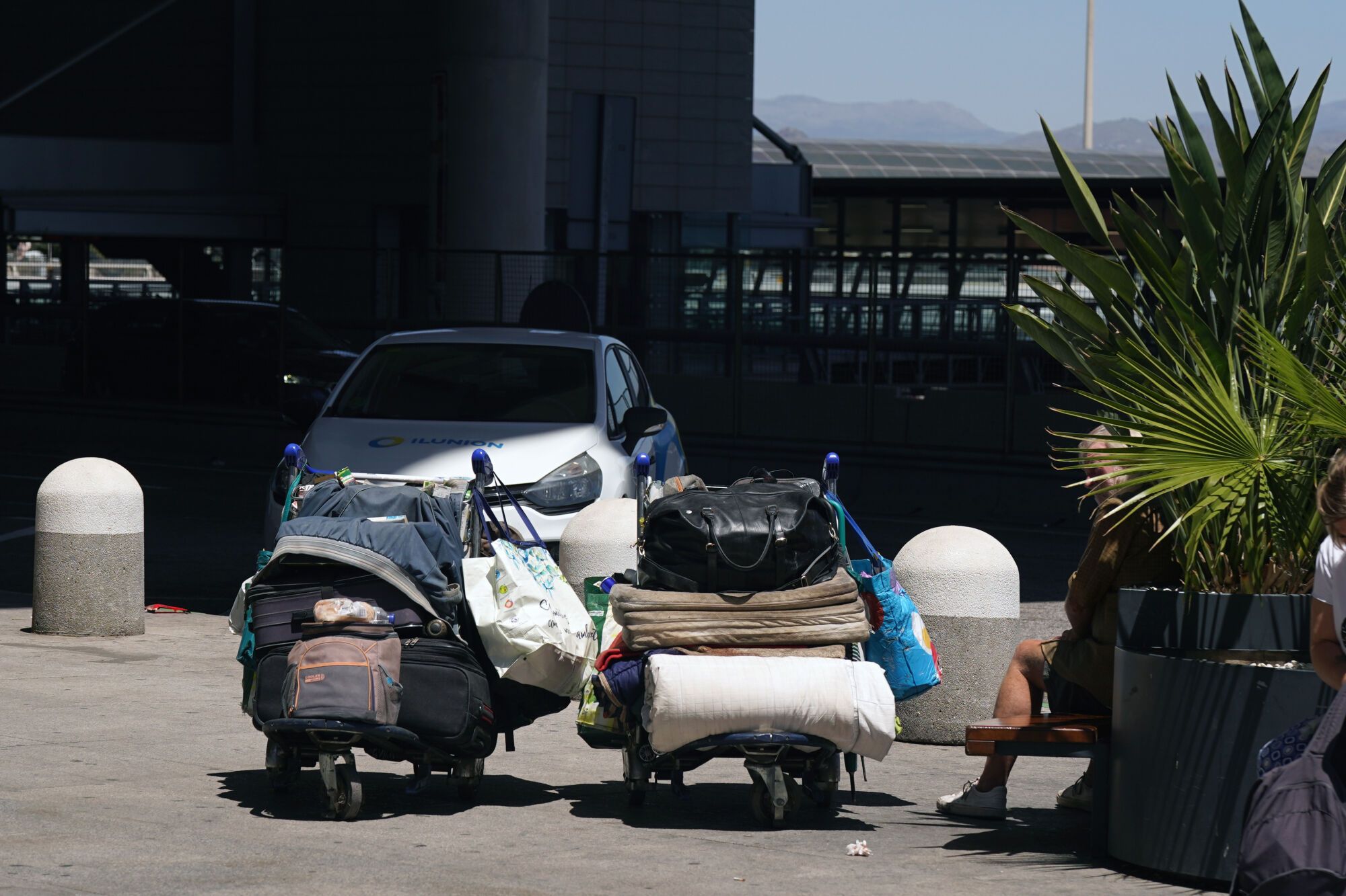 Sin techo viven en el aeropuerto de Málaga