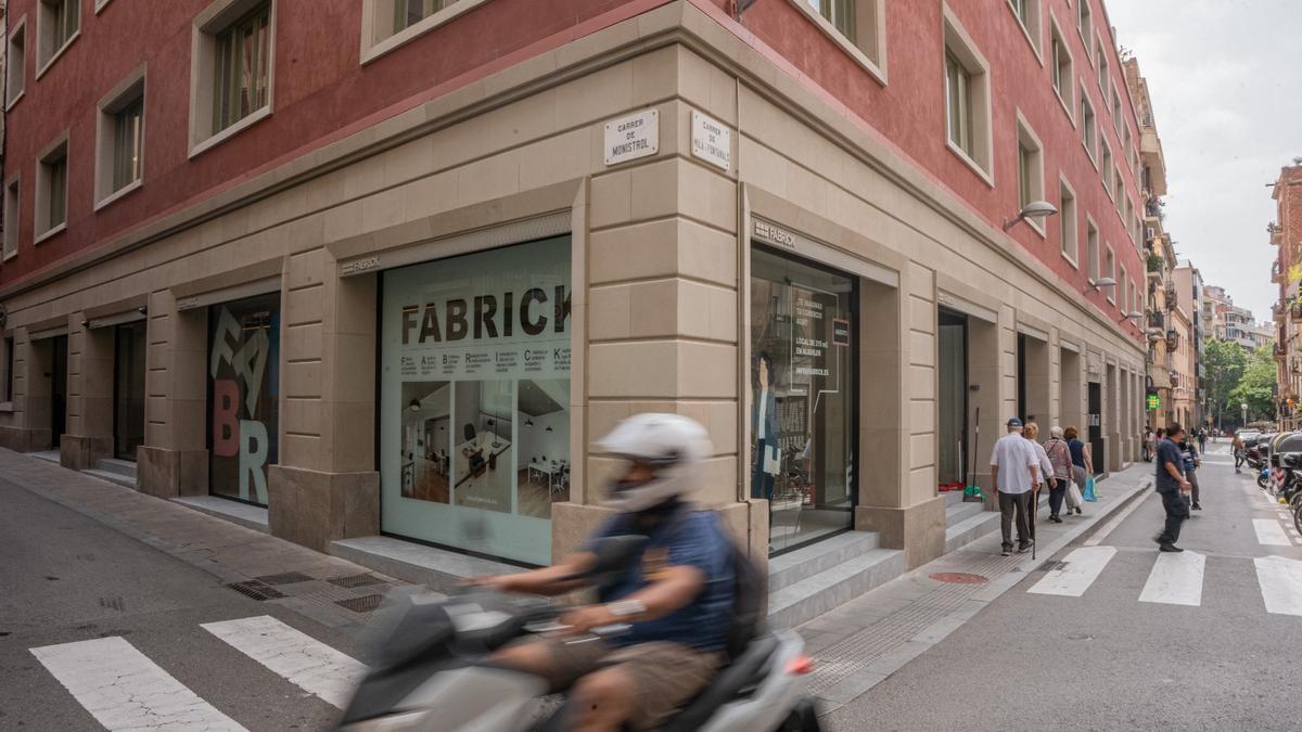 El edificio Fabrick, en Milà i Fontanals con Monistro.