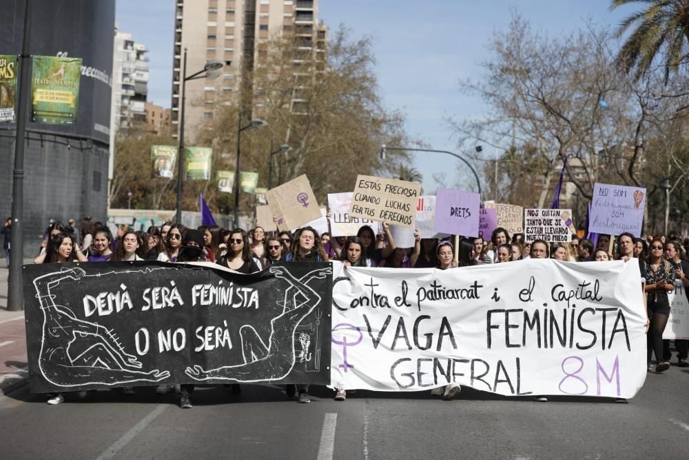 Centenares de estudiantes se manifiestan frente al Rectorado.