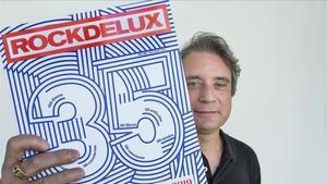 Santi Carrillo, director de ’Rocdelux’, muestra el número especial del 35 aniversario de la revista.