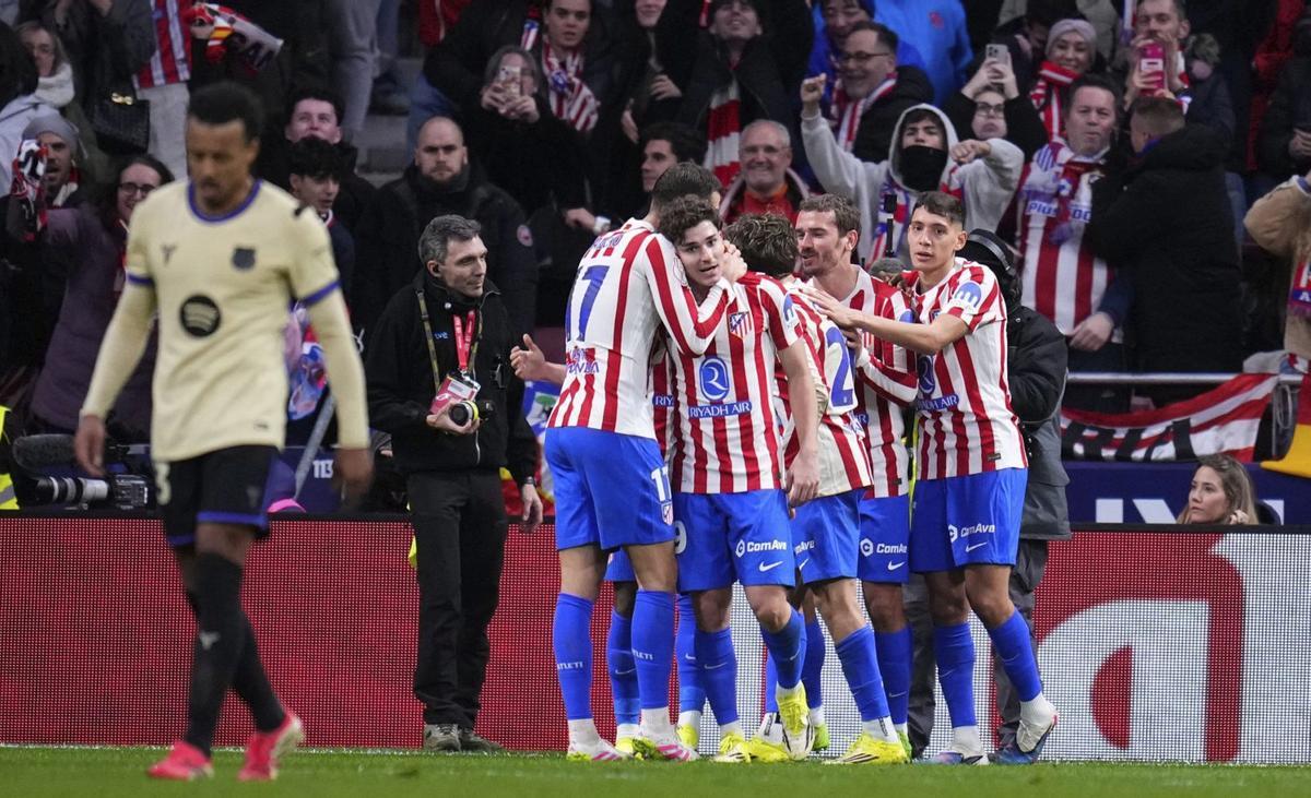 Los jugadores del Atlético, tras el tercer gol marcado ante el Barcelona. | AP