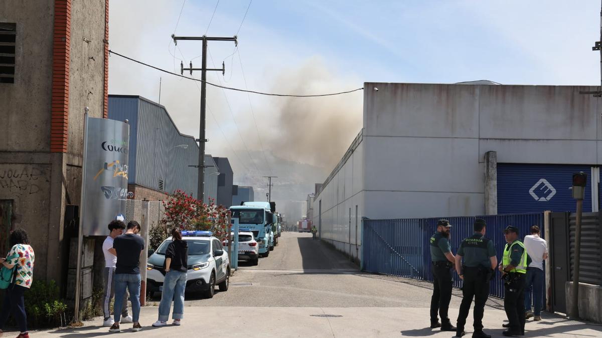 Impresionante incendio en una nave de gestión de residuos en O Porriño