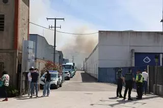 El incendio de la nave de Porriño se salda con daños materiales