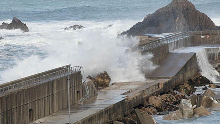 El fuerte oleaje derriba un nuevo tramo del dique de Cudillero