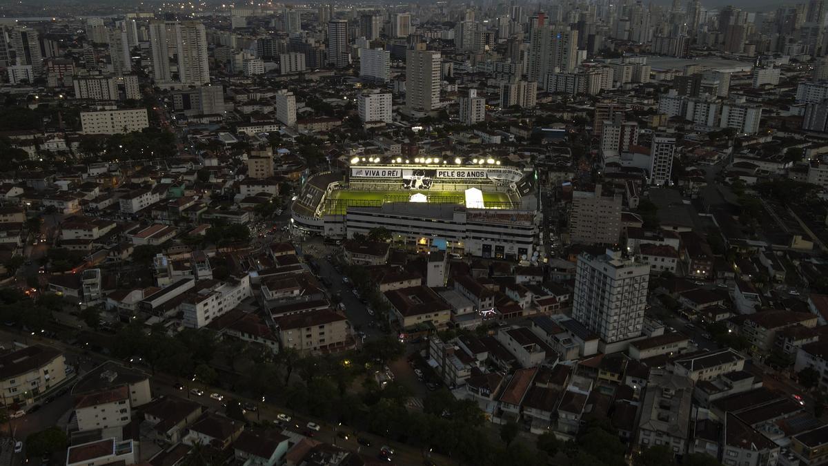 Brasil despide al &quot;Rei&quot; Pelé en velatorio en el estadio Vila Belmiro de Santos