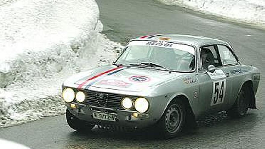 Un Alfa Romeo en un tramo nevado del Rally de Montecarlo.