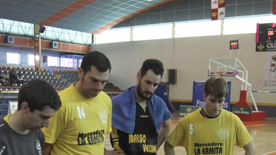 Javier De la Fuente dirigiendo a sus jugadores.