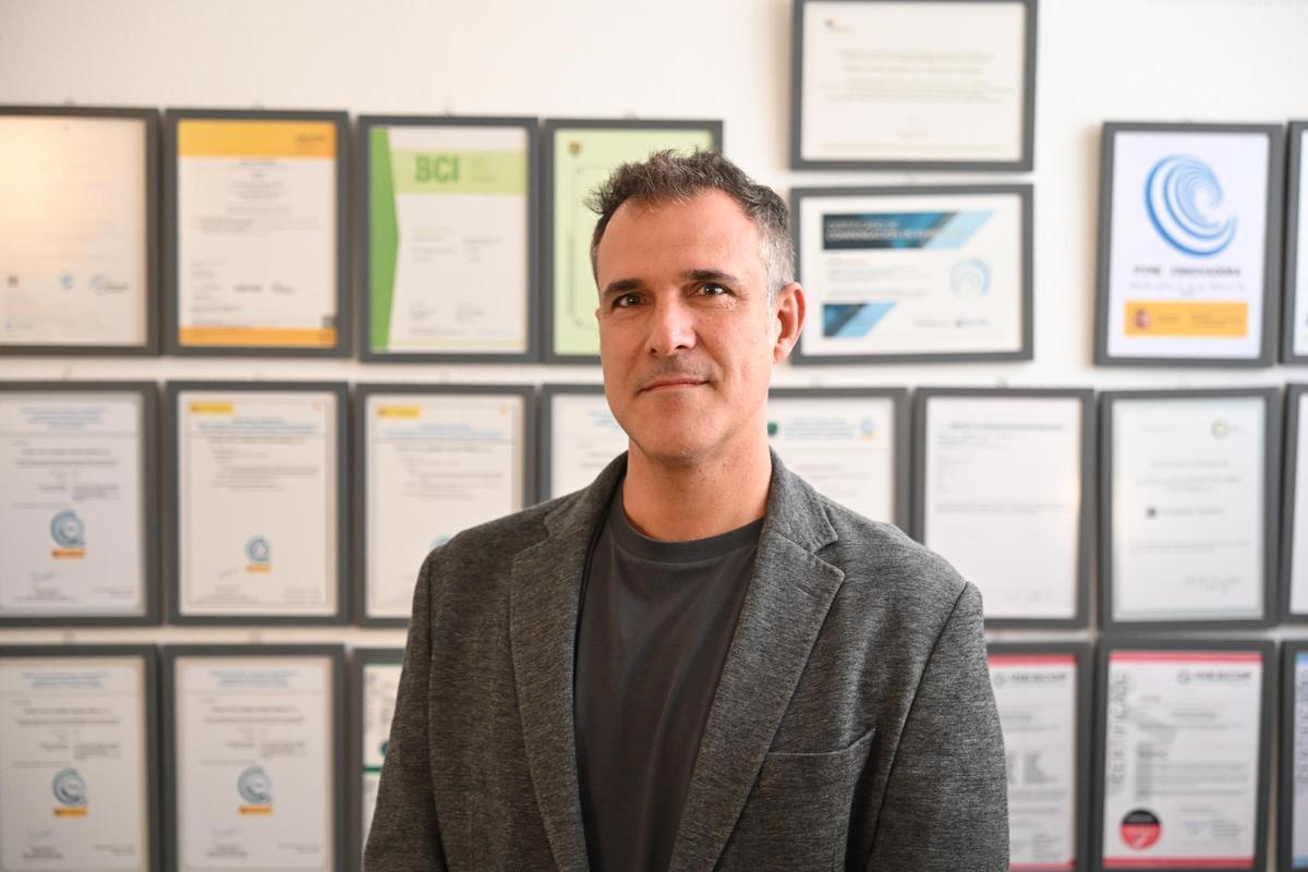 Poveda en su despacho, delante los certificados obtenidos por la empresa.