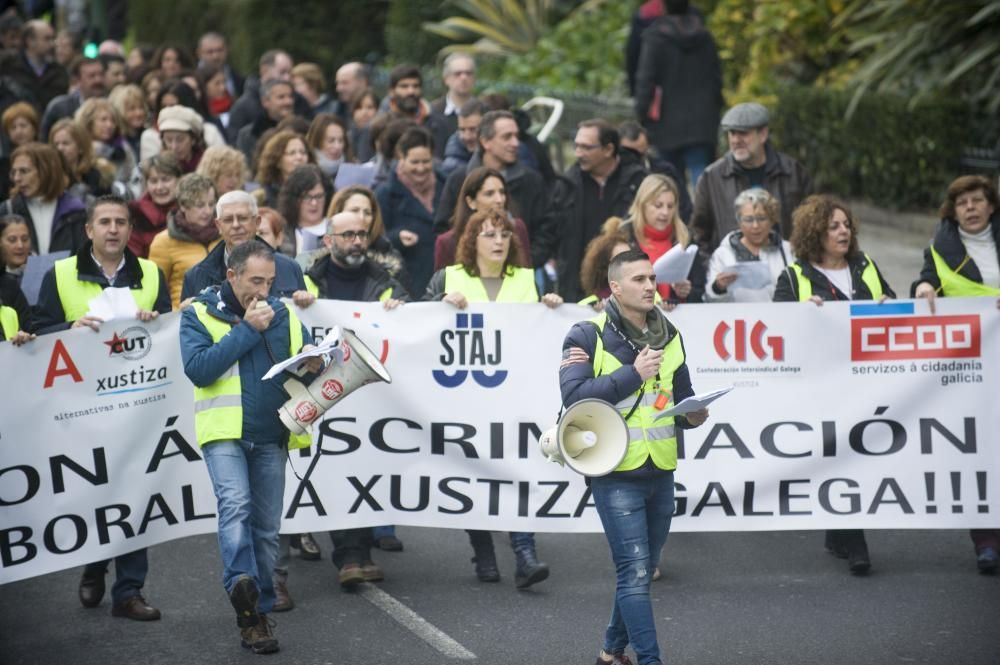 Centenares de funcionarios de la Administración de Justicia han marchado por las calles de A Coruña y otras ciudades gallegas para reivindicar mejoras salariales y sociales.