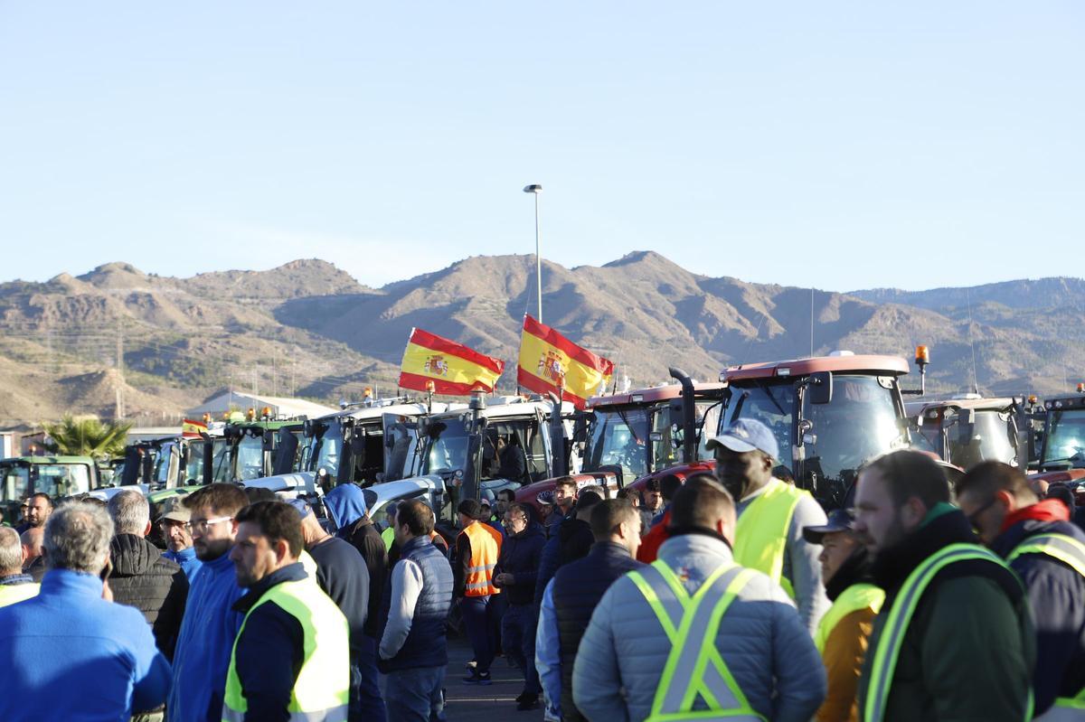 Centenares de agricultores se concentraban en Lorca.