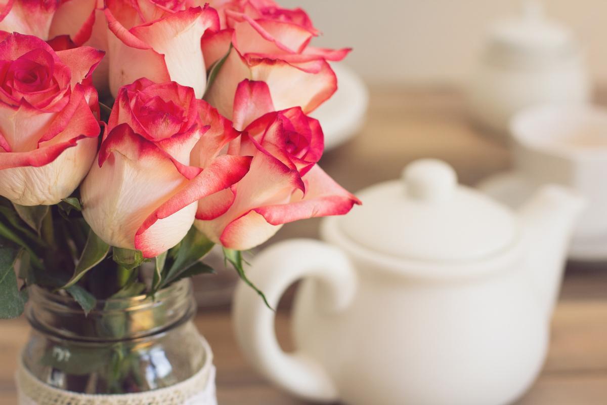 Toma una taza de té de rosas por la noche para eliminar barriga.