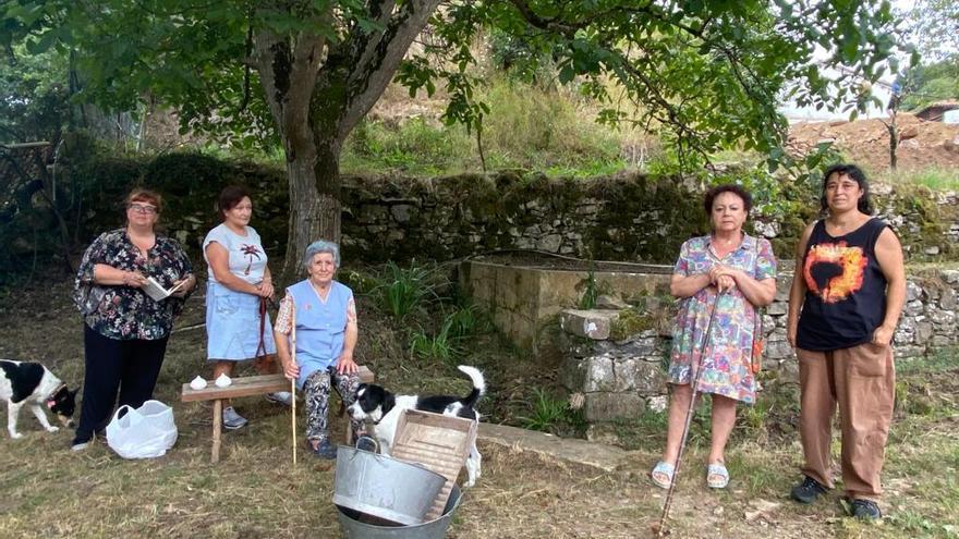 Vecinas de Candamo con la artista Natalia Suárez preparando el &quot;Camin de las mujeres&quot;