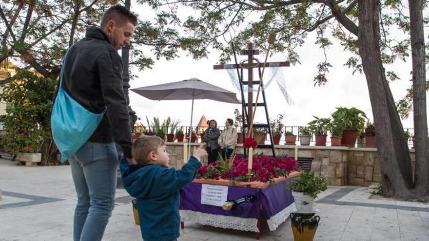 Los niños de Santa Cruz tienen nuevo trono con sudario y cruz