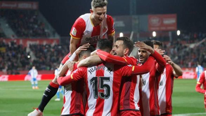 Els jugadors del Girona celebren un dels gols contra el Deportivo de la Corunya en la victòria acosneguida per 2-0 a l&#039;estadi de Montilivi.