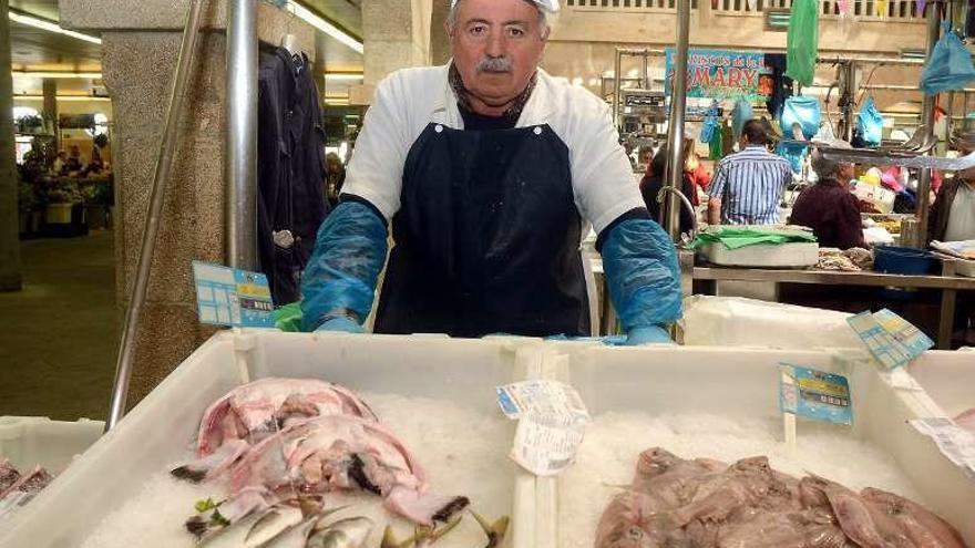 Pepe González, en su puesto de pescado. // R.V.