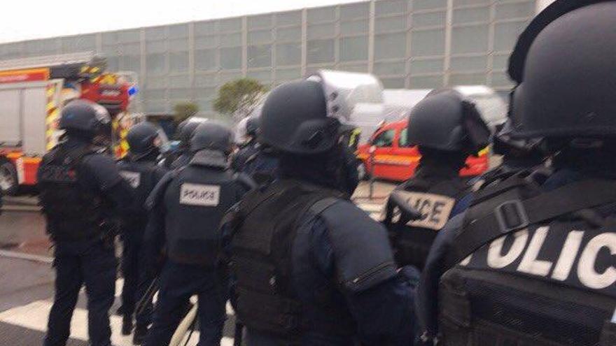 Evacuat l&#039;aeroport de París Orly per un tiroteig a la terminal sud