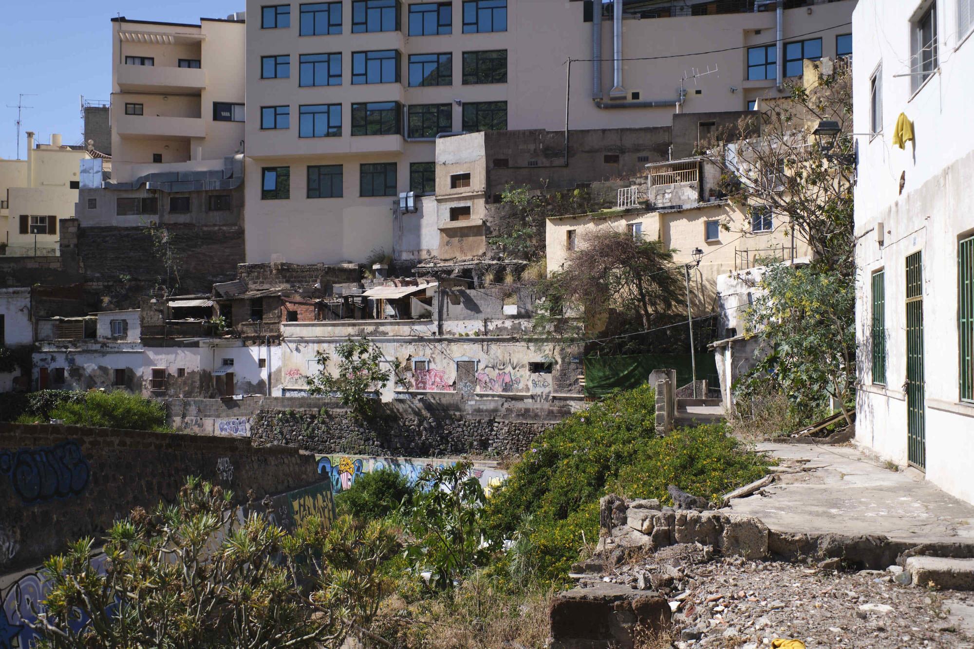 Estado de abandono del barranco que pasa por la trasera del barrio de Los Lavaderos