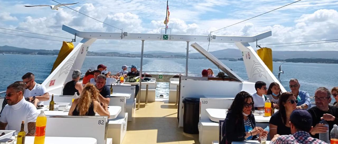 Una de las rutas en un barco de Cruceros del Ulla, esta mañana.