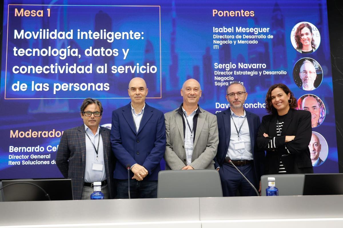 Participantes en una de las mesas del evento organizado por Avia