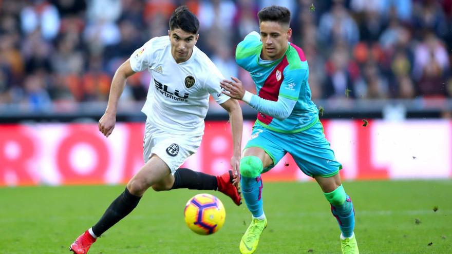 Ya sabe lo que es jugar en Mestalla. Lo hizo con el Rayo Vallecano y se midió con Carlos Soler