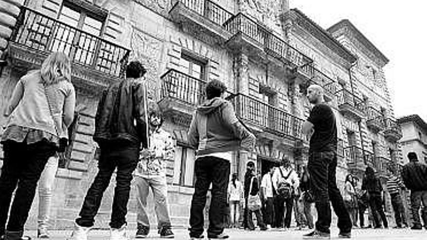 Alumnos de la Escuela de Arte, de Avilés, en el primer día del curso.