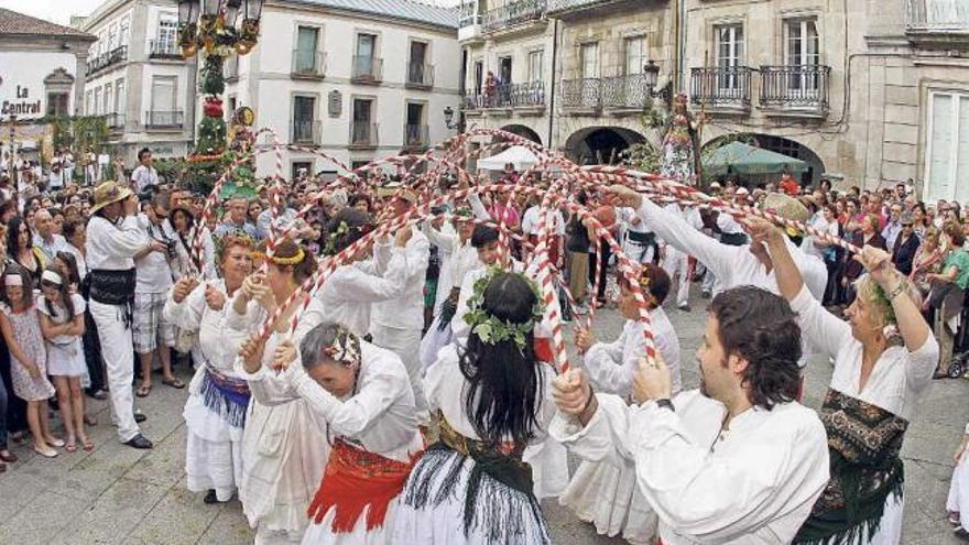 Vecinos bailan para celebrar la llegada de la primavera, ayer en el Casco Vello.  // Marta G. Brea