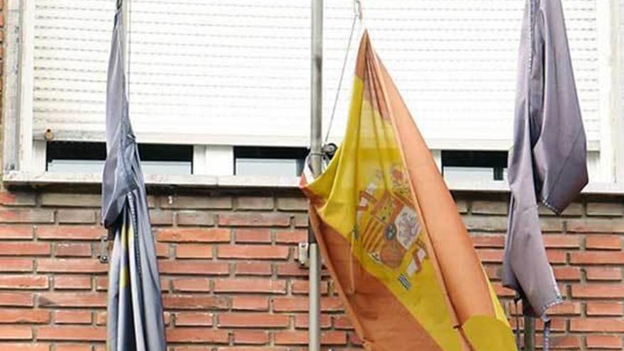 Banderas hechas jirones en la Facultad de Magisterio