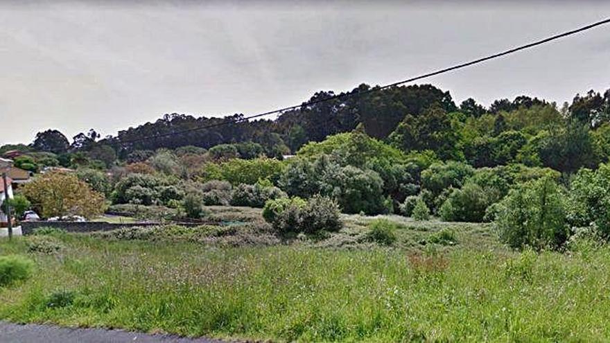 Lavadero en el río de San Pedro y, abajo, paisaje con vegetación de ribera y bosque alrededor del cauce en la zona de O Batán en Nós.